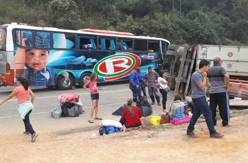  Acidente entre carreta e ônibus deixa um morto e dez feridos na BR-381, em MG