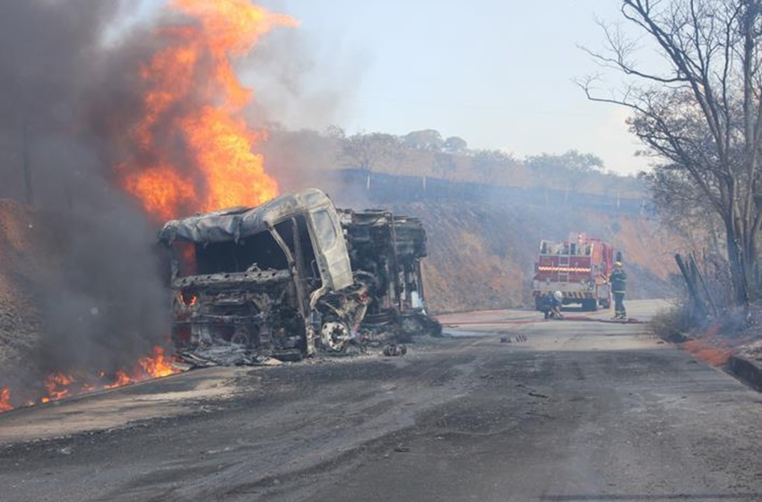  Carreta carregada com combustíveis pega fogo na MG-265 na Zona da Mata