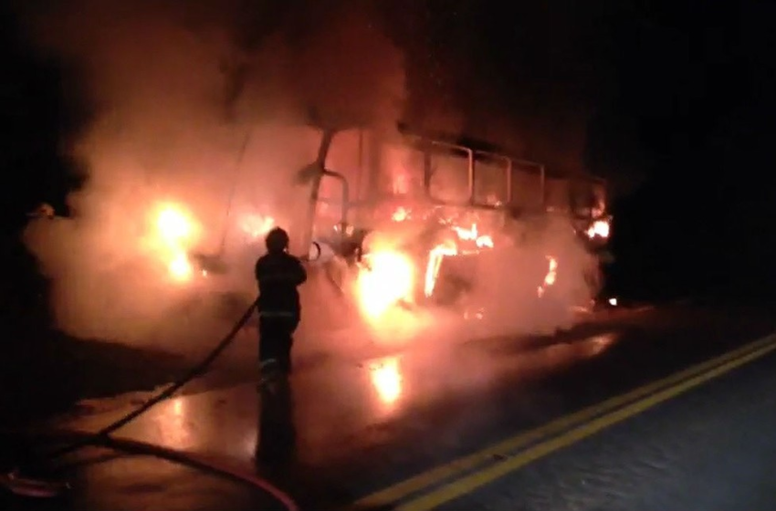  BR-267 em Juiz de Fora é liberada após incêndio que destruiu ônibus que transportava estudantes