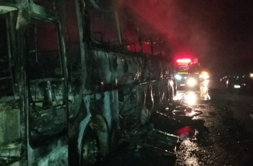  Ônibus de turismo pega fogo na BR-040, na Região Central de Minas